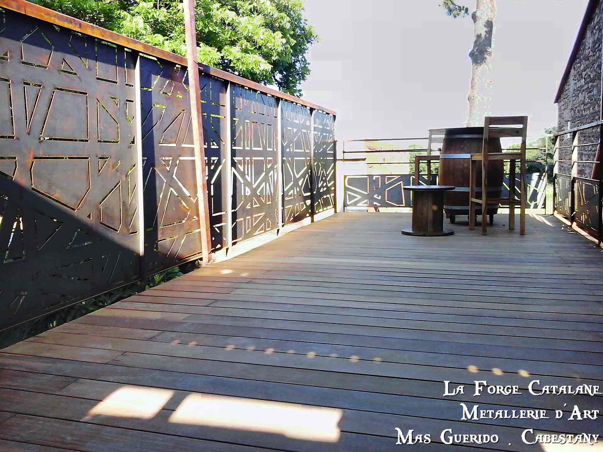 terrasse ossature fer garde corps laser habillage bois padouk forge catalane.jpg